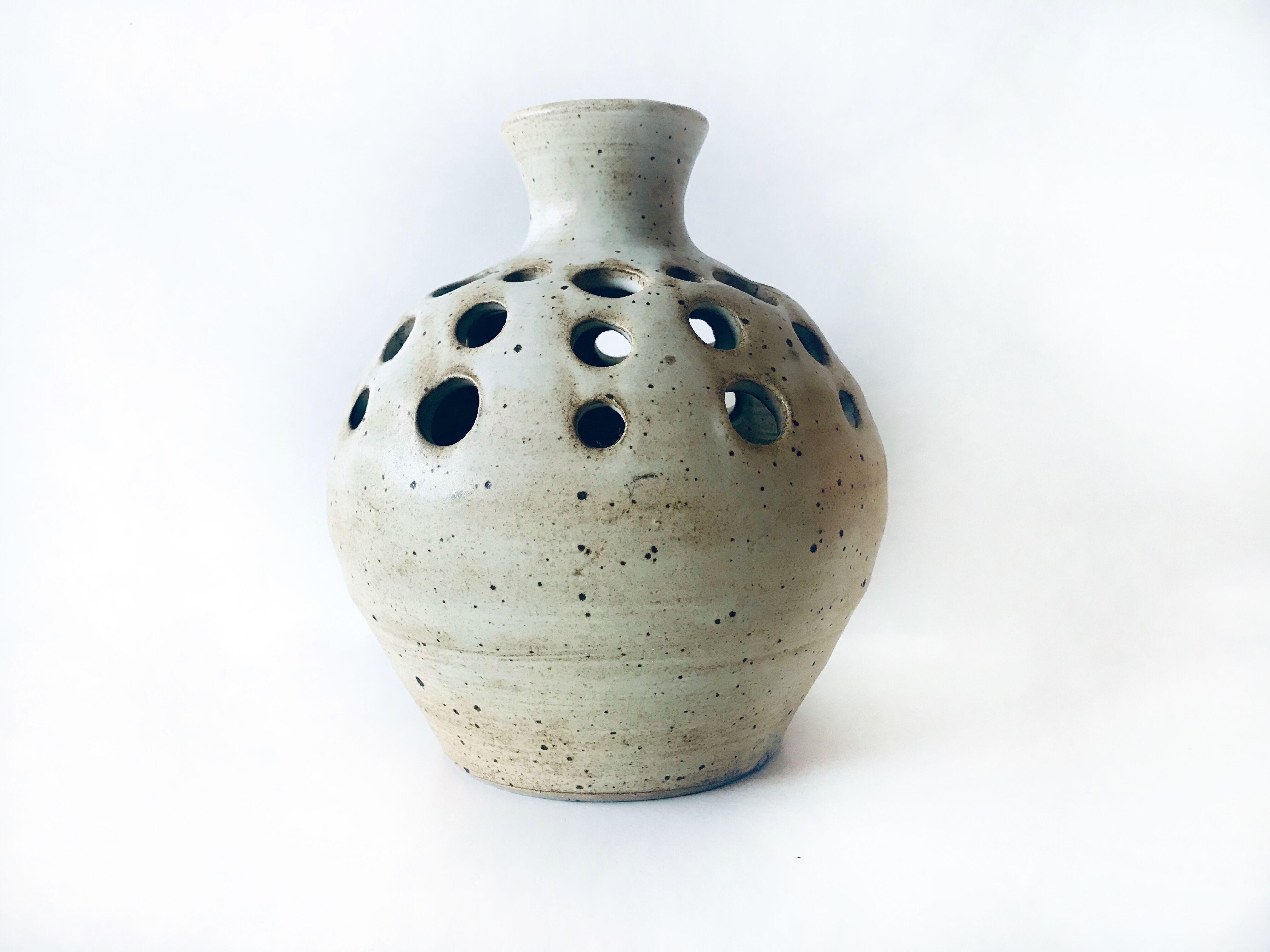 Ceramic vase pique flowers