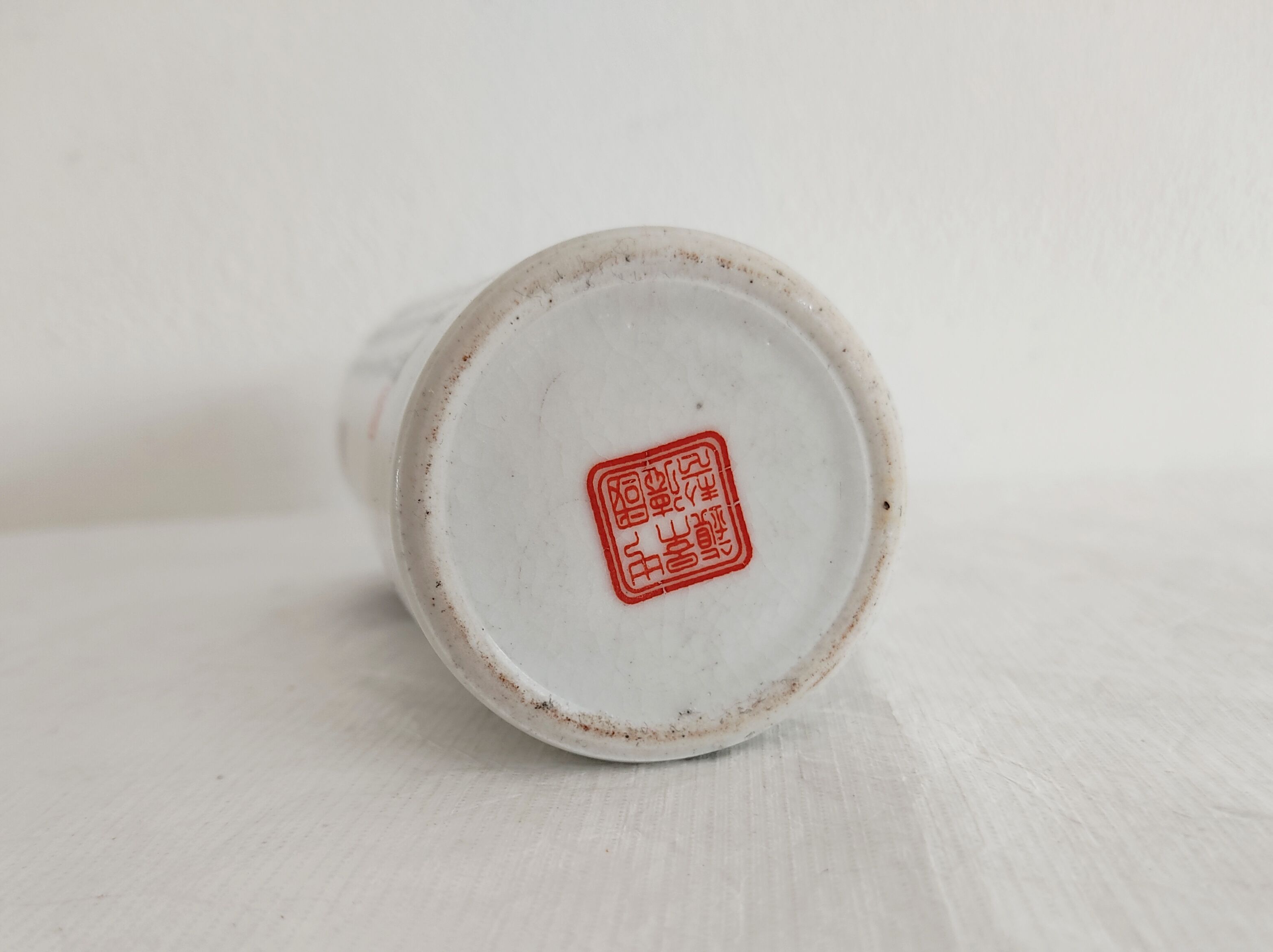 Chinese roll stone temple decoration and ideograms