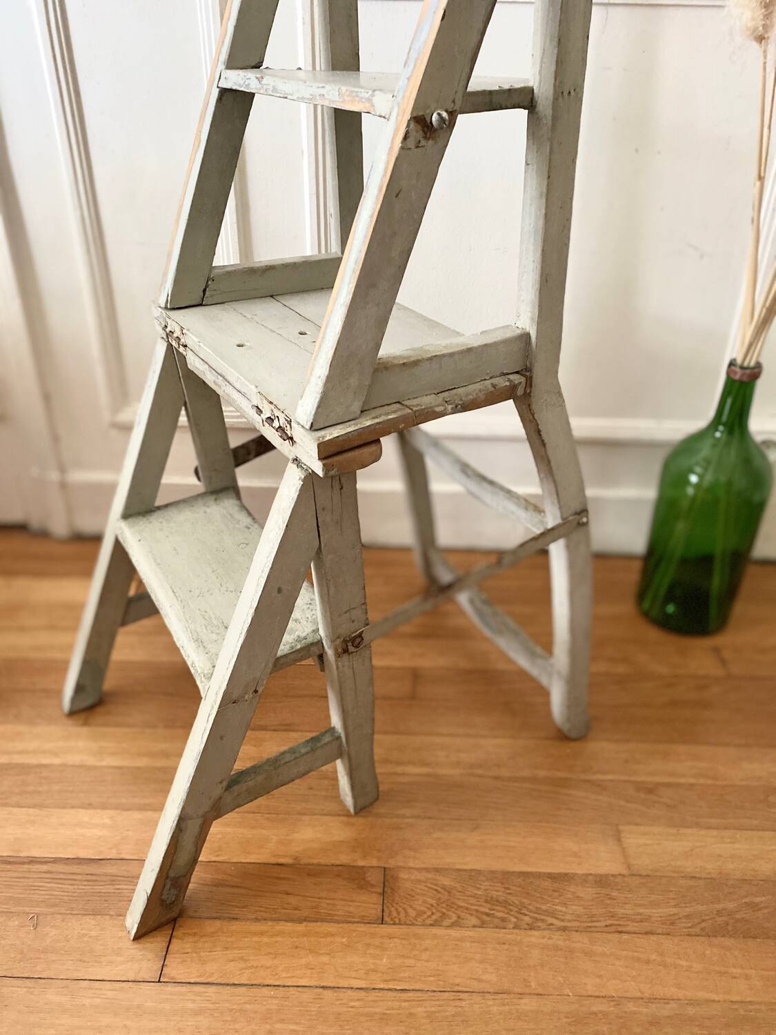 Transformable stepladder chair