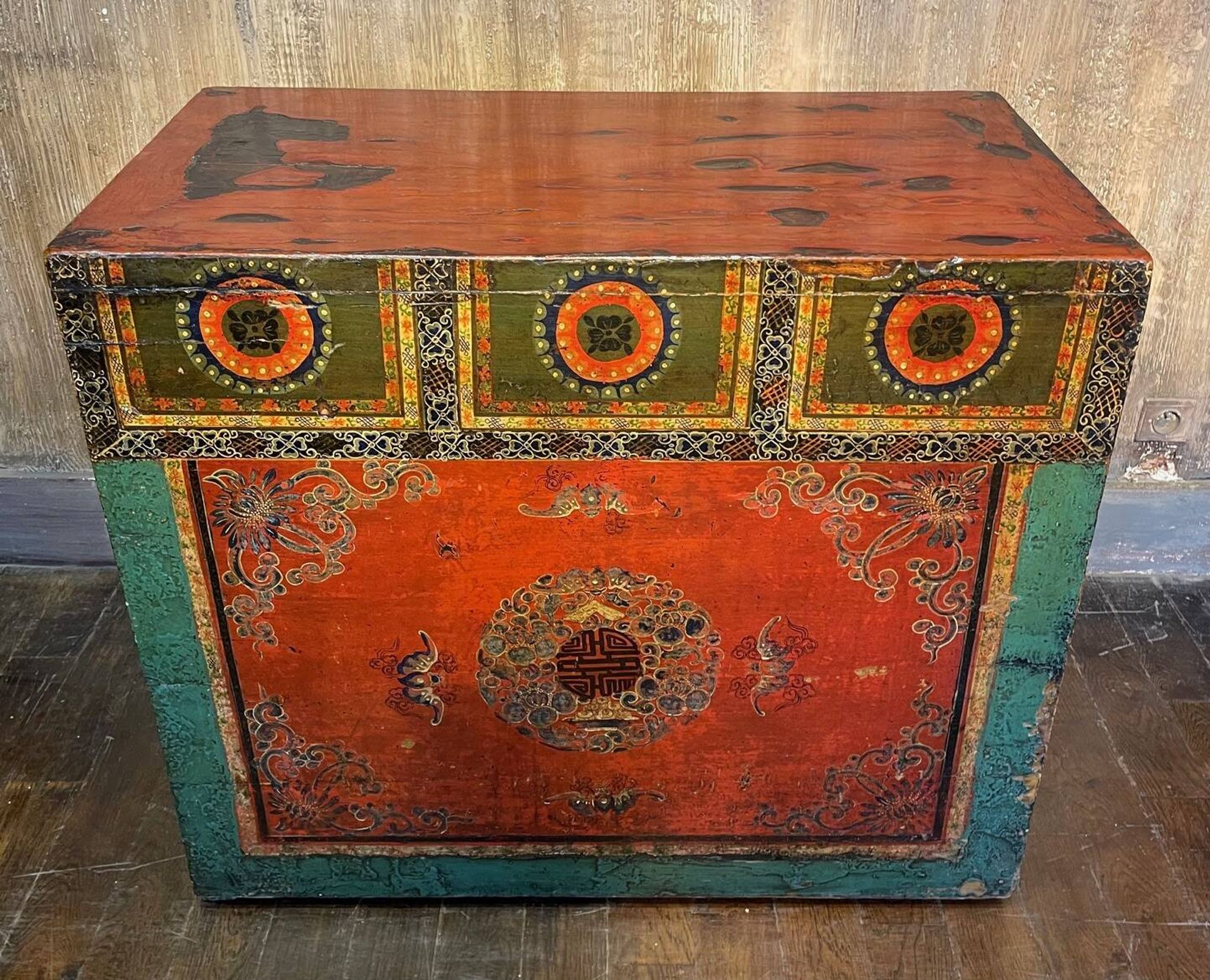 Antique Chinese sideboard with 4 doors + 2 drawers