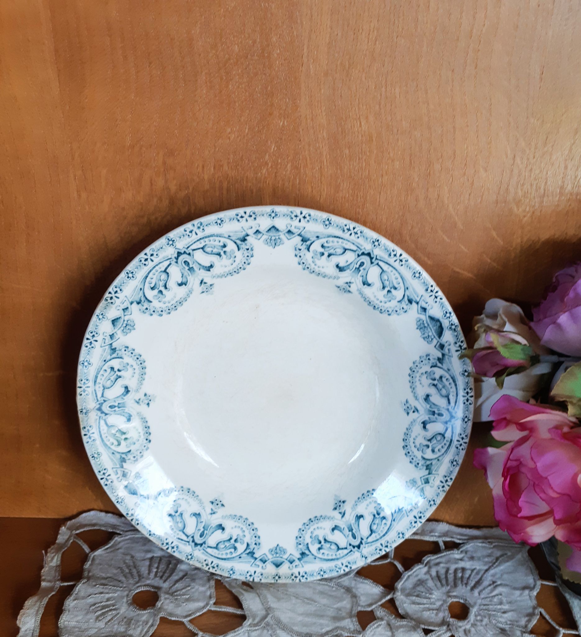 Assiette creuse en faience de Saint Amand et Hamage  , Terre de fer , modèle Guirlande