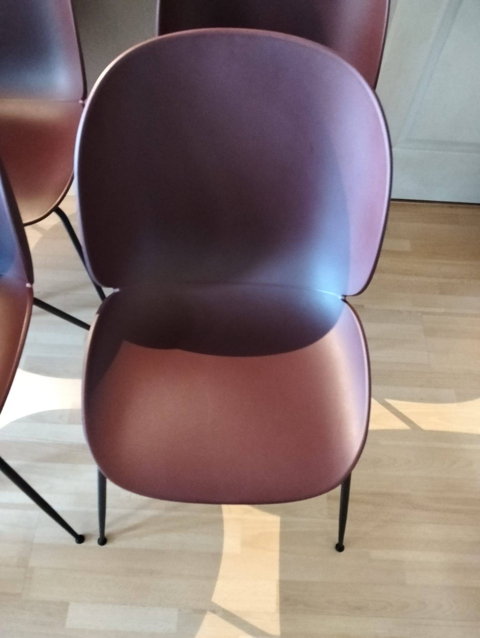 Set of 4 Beetle chairs Gubi – Burgundy