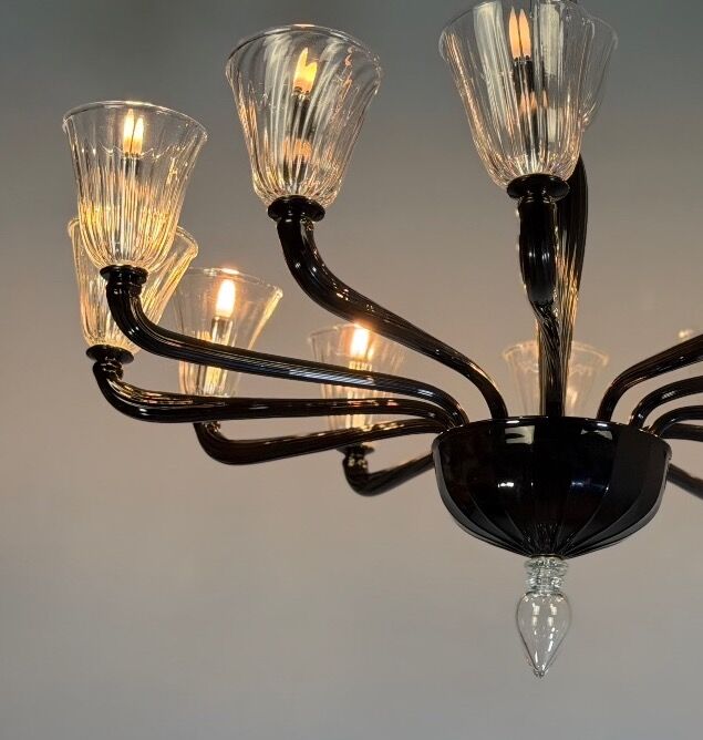 Venetian chandelier in Murano glass in black and colourless, 12 light arms, circa 1990.