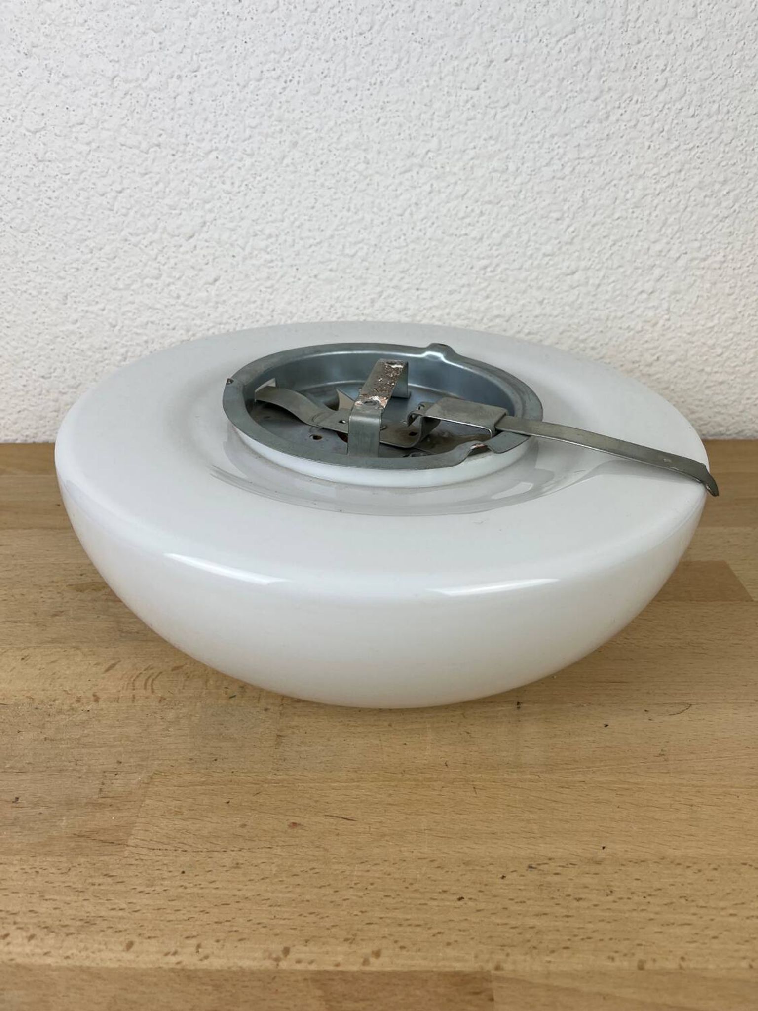 Plafonnier ou applique opaline, demi sphère années 50