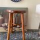 Tabouret en bois verni