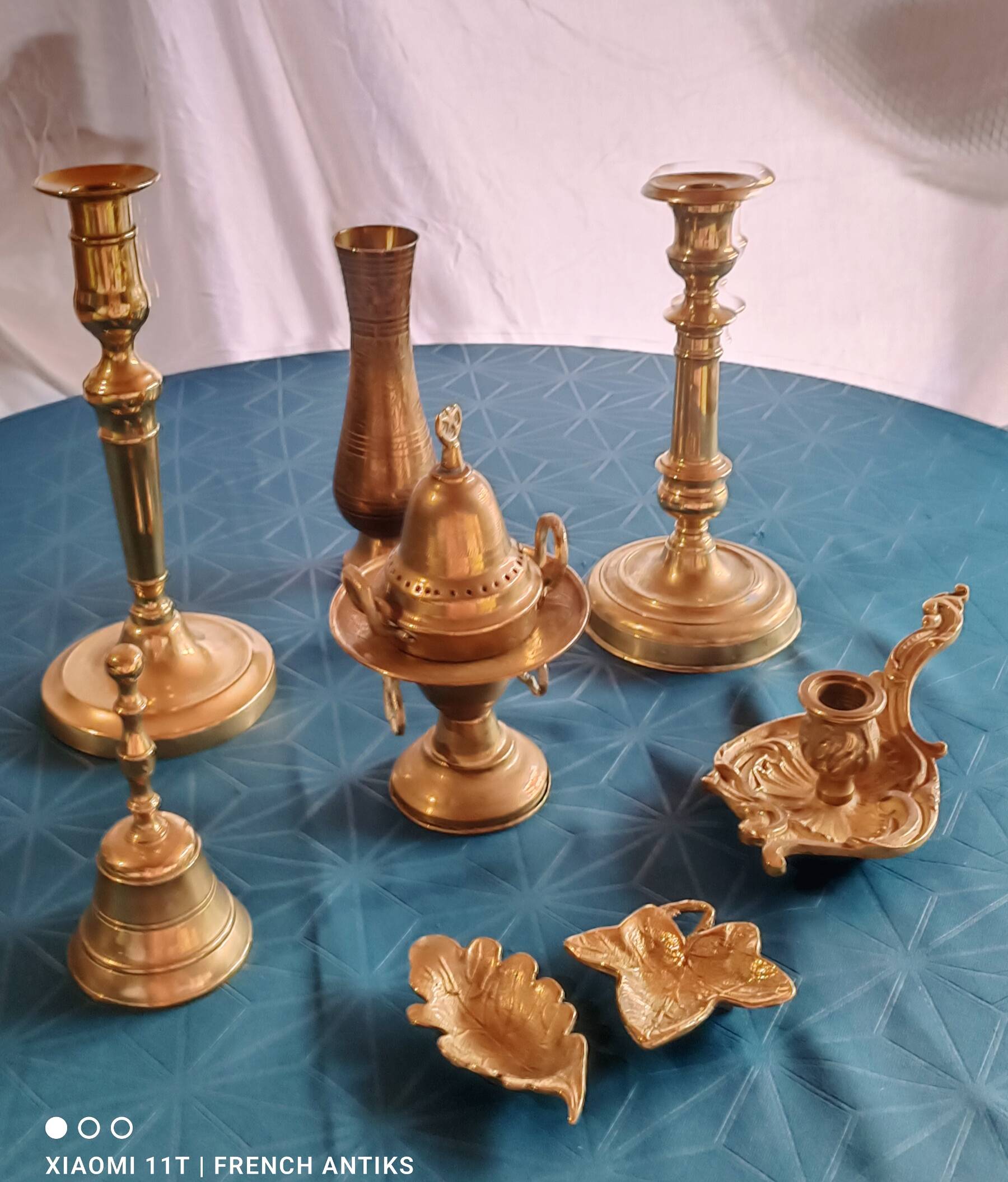 Chiseled brass vase with foliage decoration. Indian craftsmanship from the 19th century.