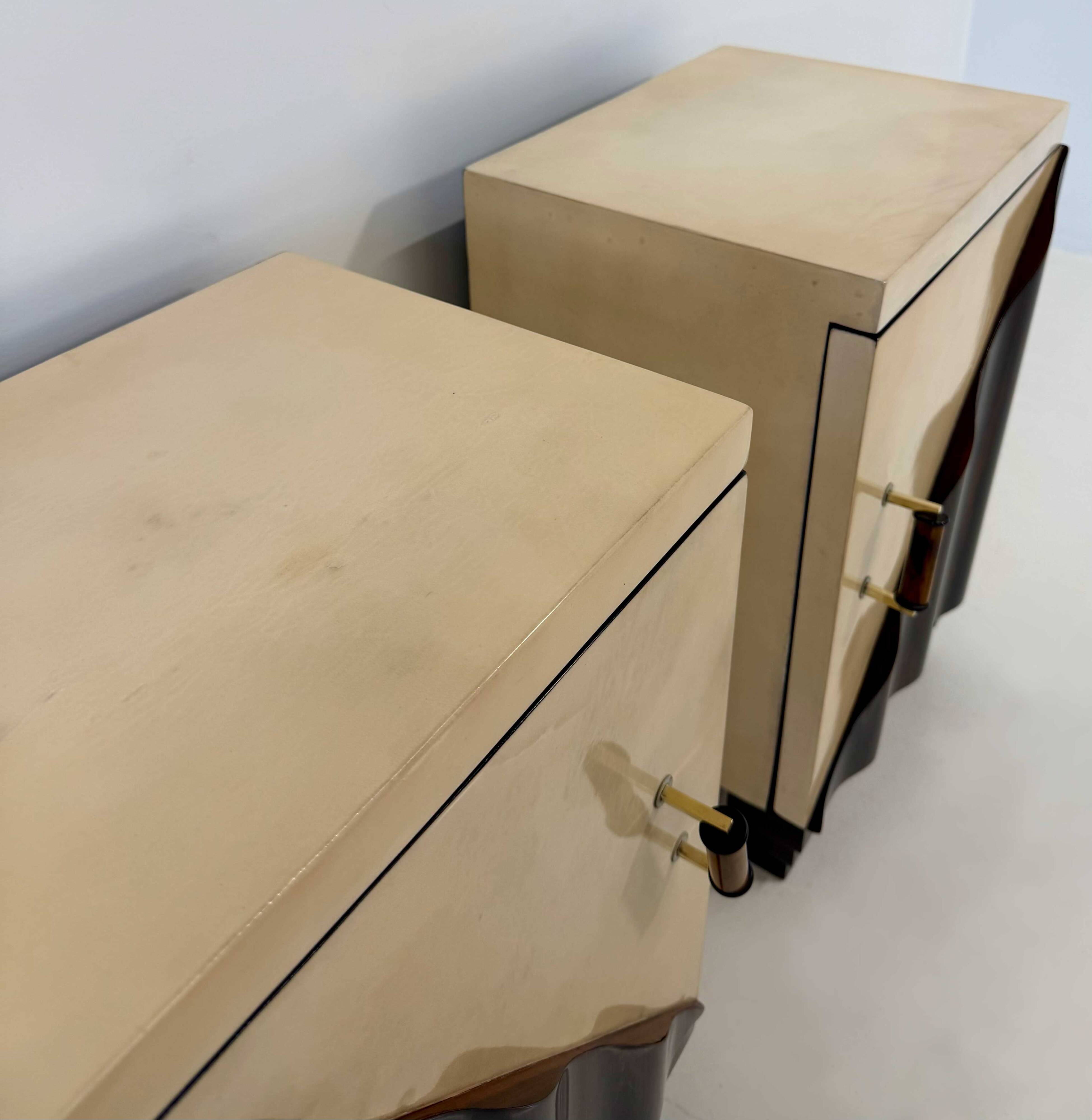 Paire de tables de nuit Art Déco italiennes attribuées à Gaetano Borsani, années 1930.