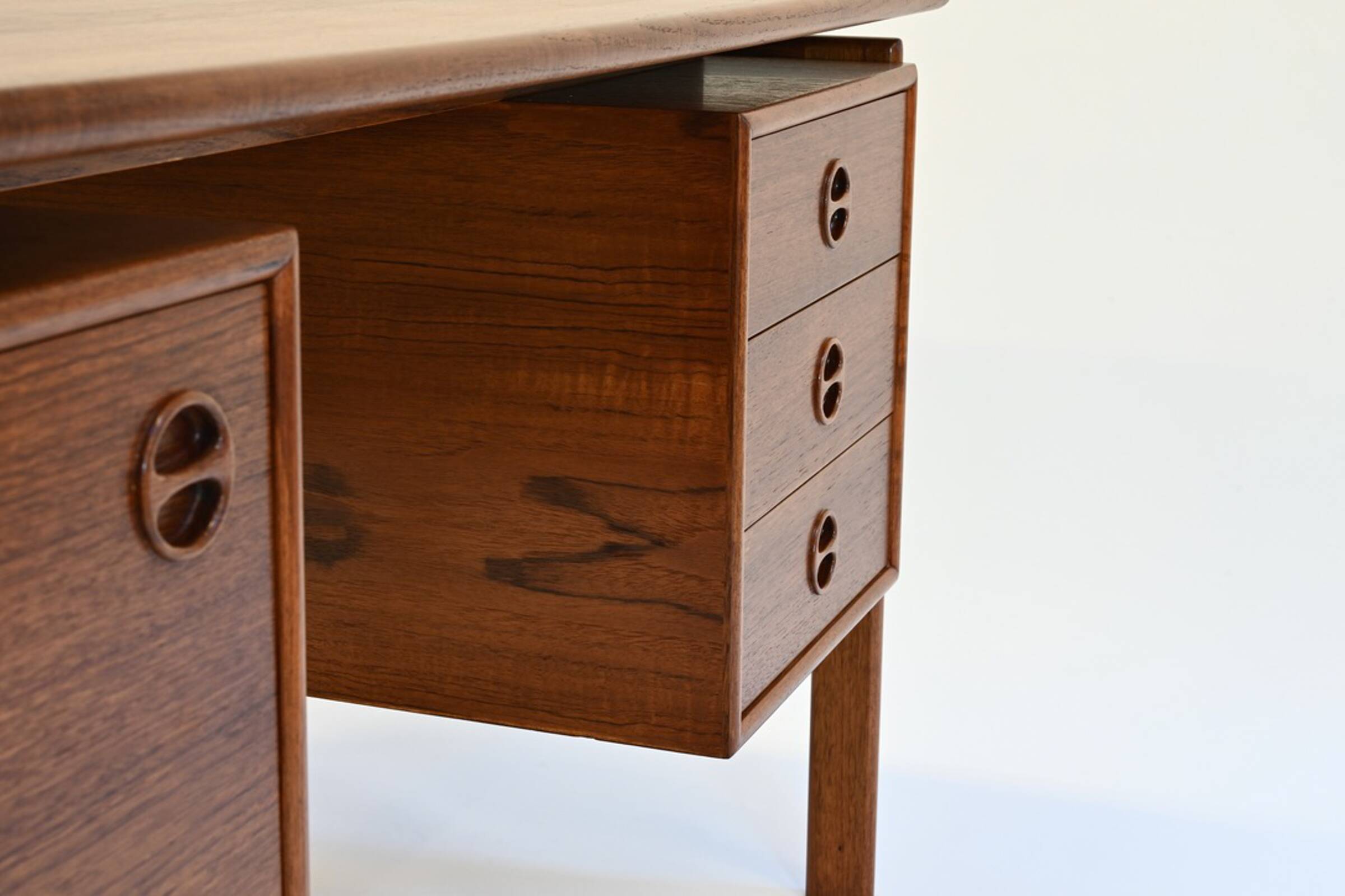 Arne Vodder Danish teak desk by GV Møbler, 1960s