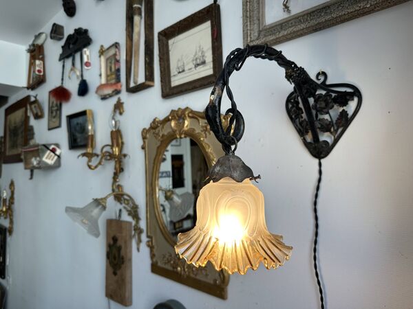 Applique Art nouveau en fer forgé à décor de vigne, début XXe siècle