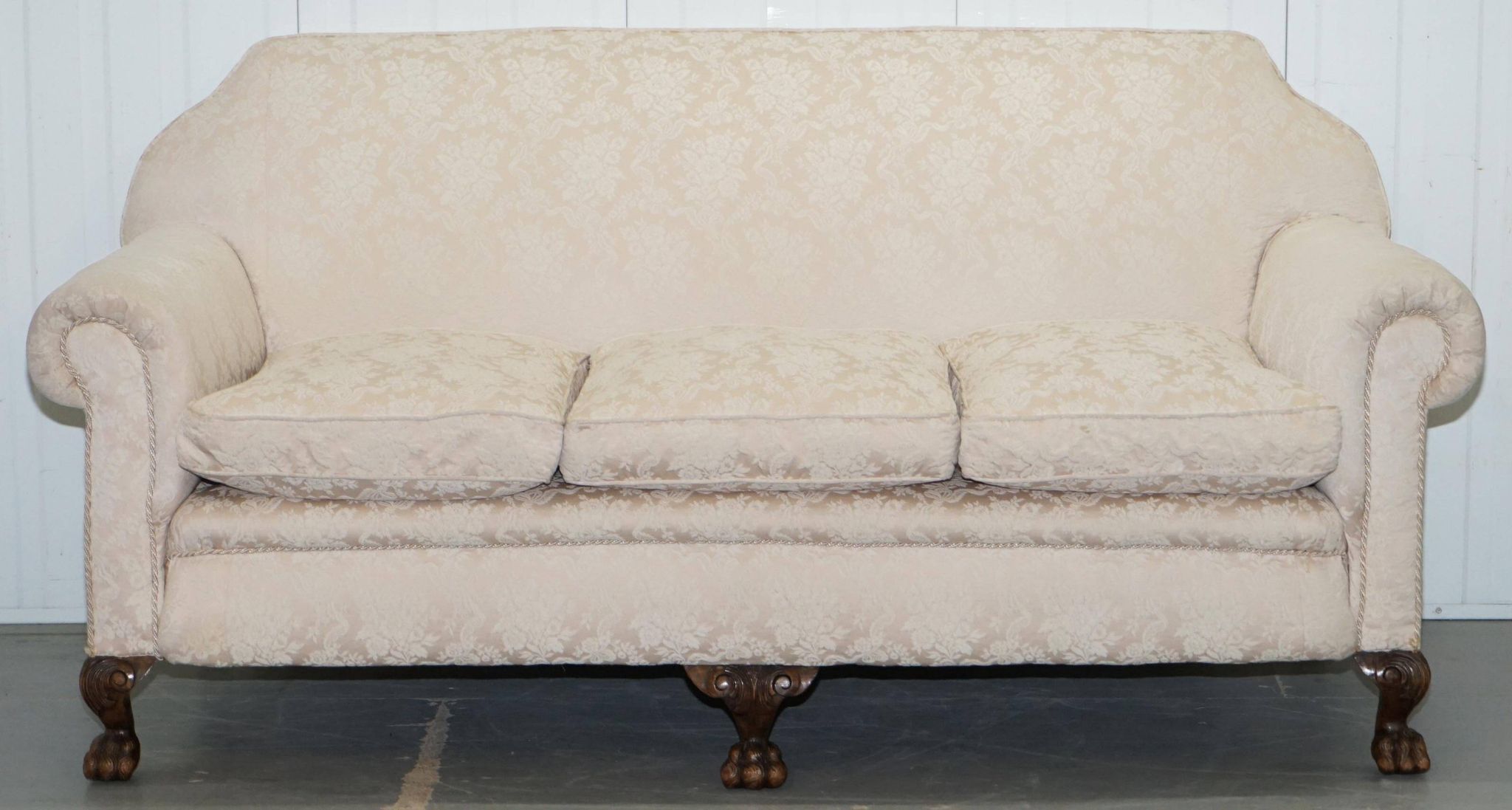 Victorian suite in damask, walnut frame, legs carved in lion's paw.