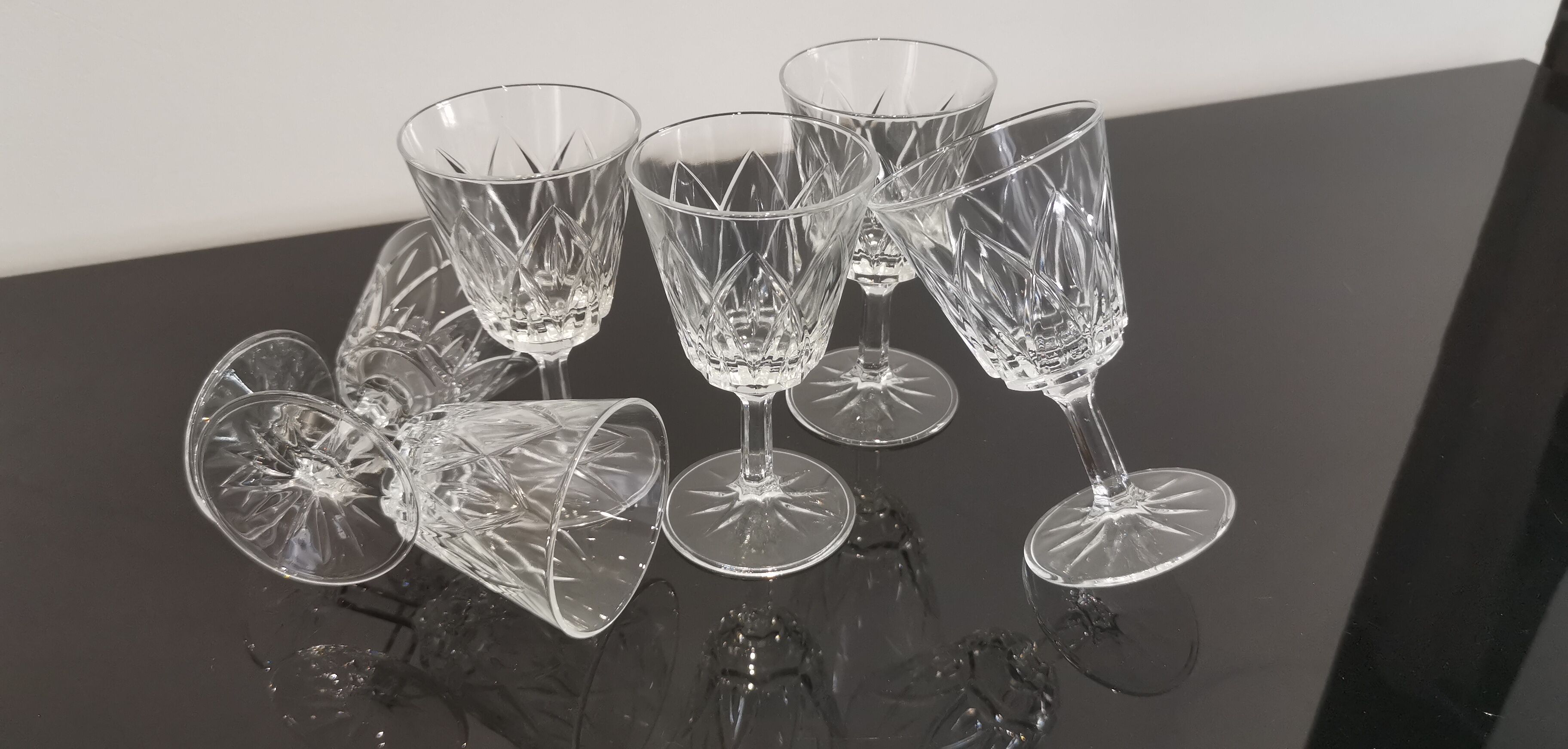 Set of 6 foot glasses in vintage shell chiseled crystal