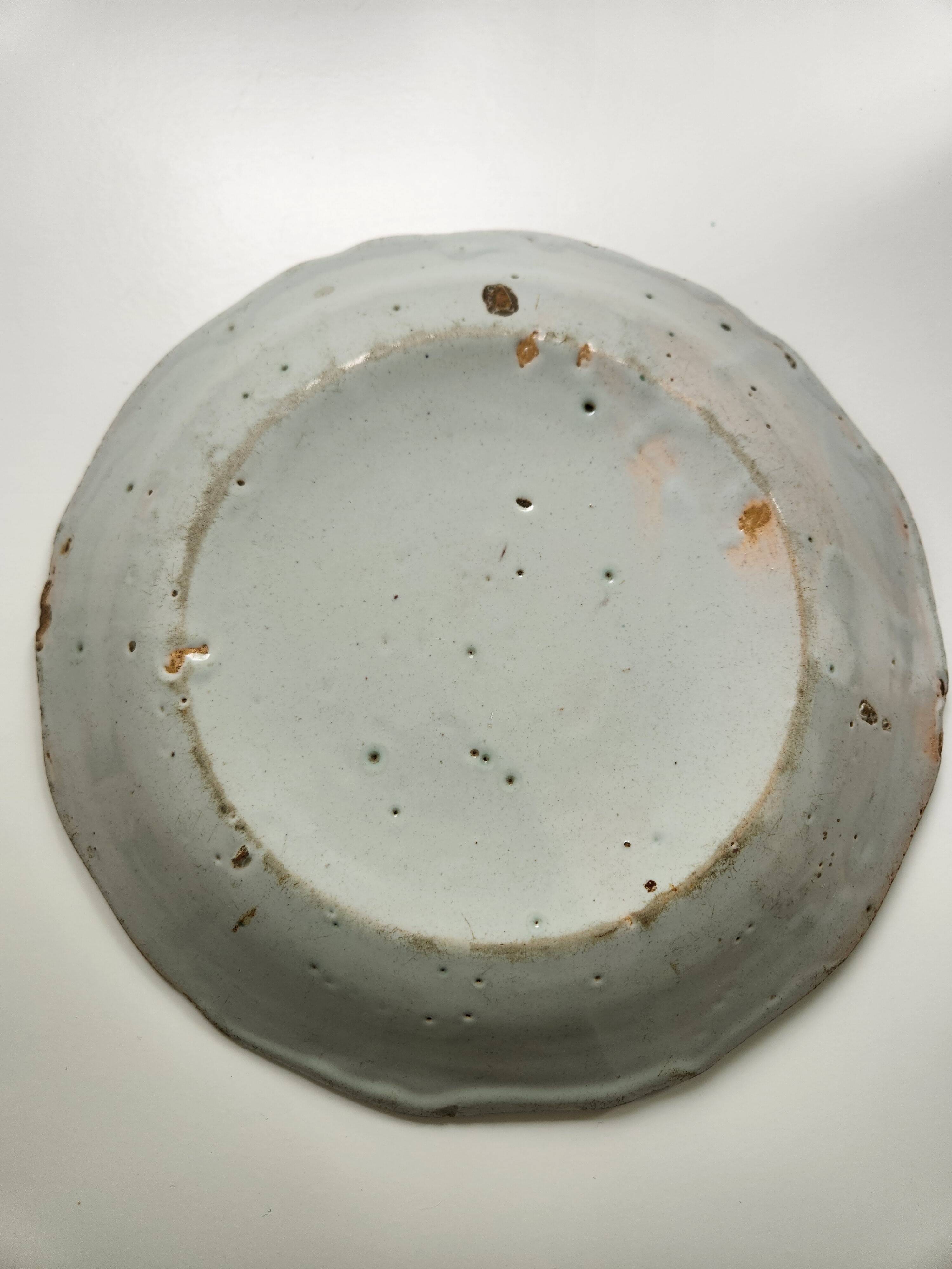 Assiette ancienne en faïence de Nevers