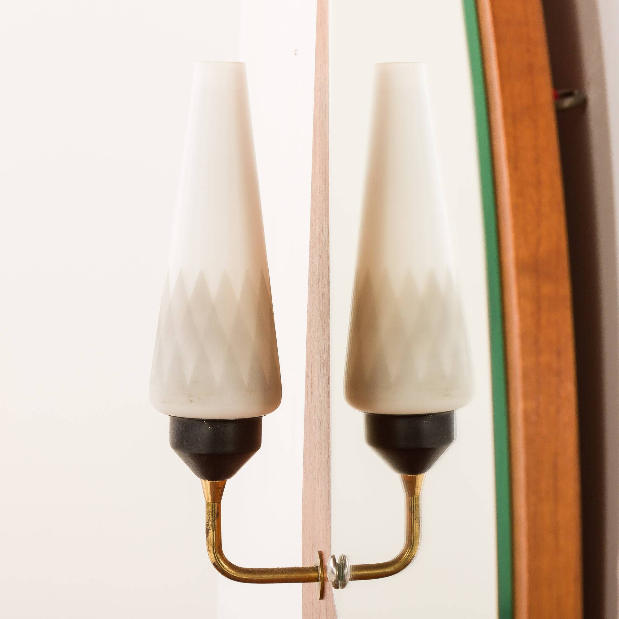 Miroir mural scandinave rare du milieu du siècle avec une console et une lumière, années 1950