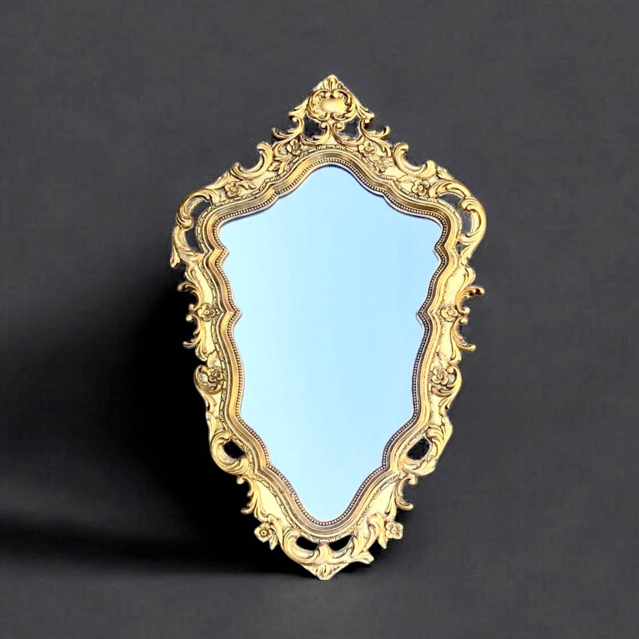 Old mirror in golden resin - 43 x 68 cm