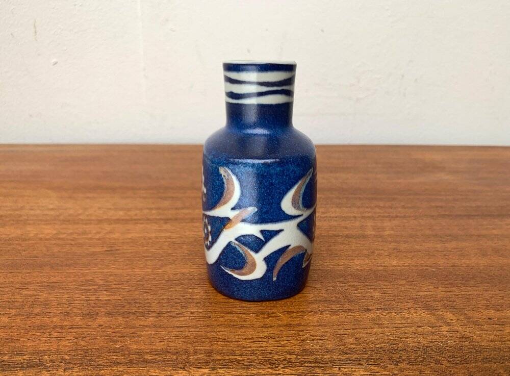 Danish mid-century porcelain vase from the Baca line with bird motif by Nils Thorsson for Aluminia Royal Copenhagen, 1960s.