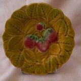 Set of 4 Sarreguemines majolica plates. Fruit decoration.