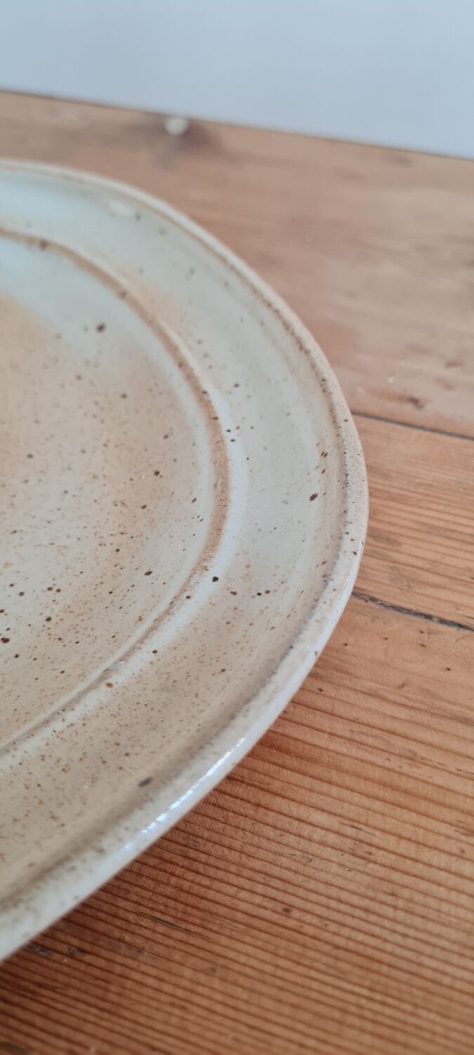 Serving dish in Marais sandstone