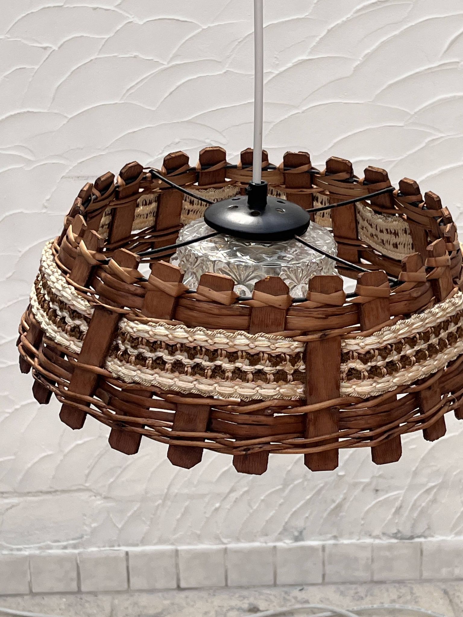 Suspension en bois et osier