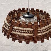 Suspension en bois et osier