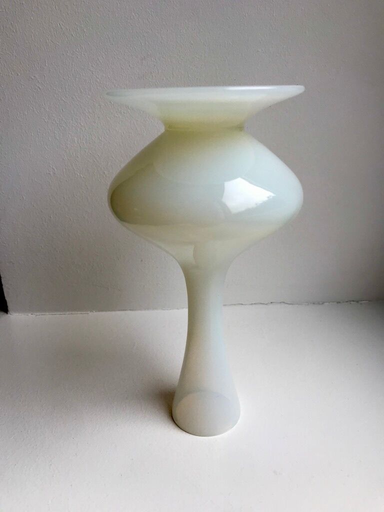Small vase in white opaline 40s