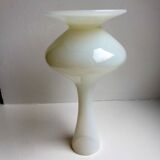Small vase in white opaline 40s