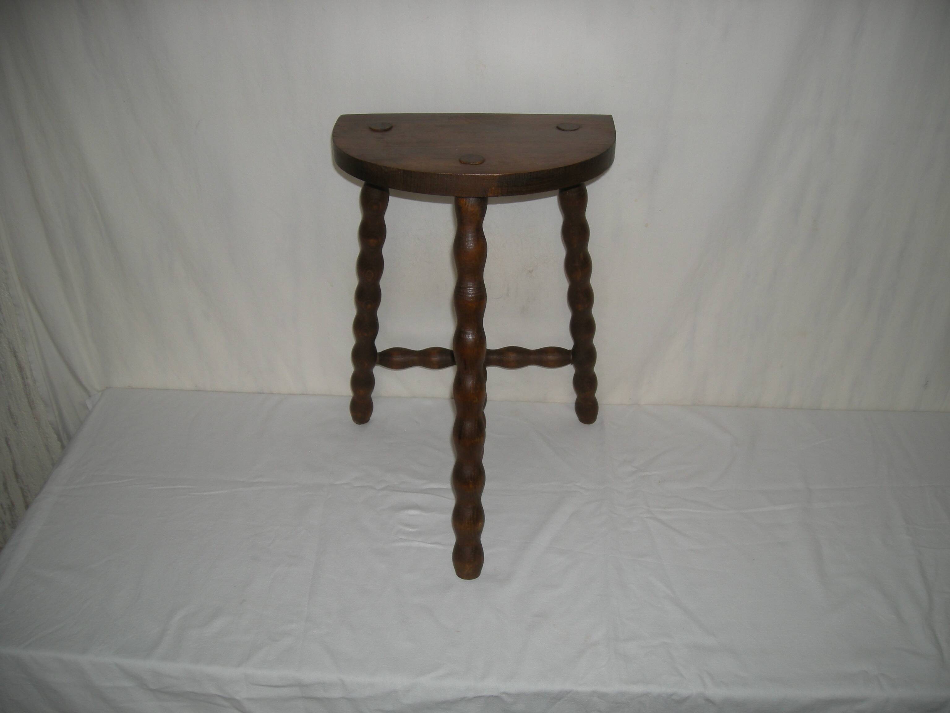 Country tripod stool