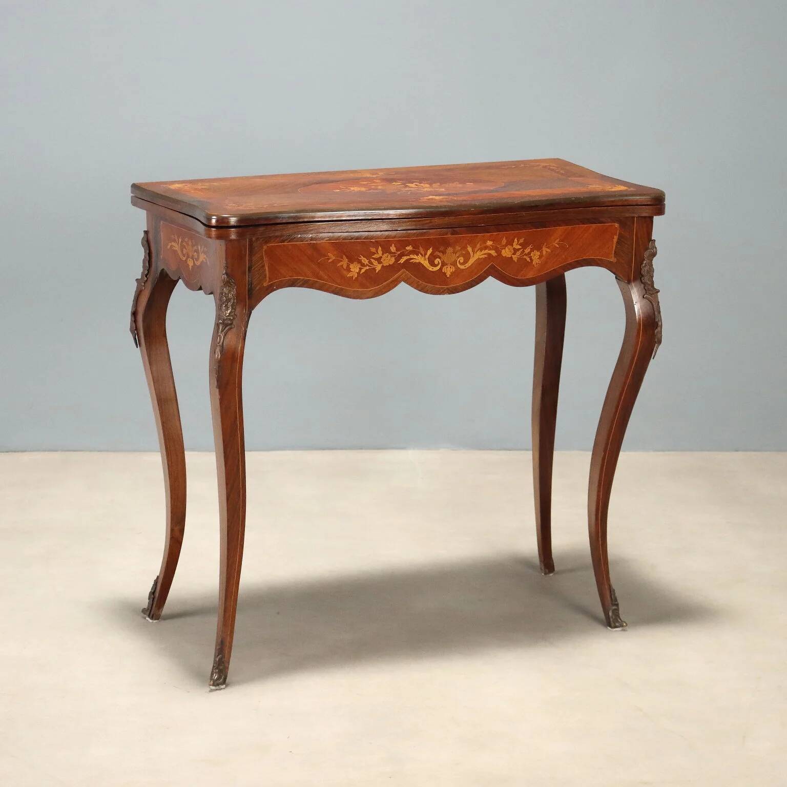 Game table in Indian rosewood and mahogany