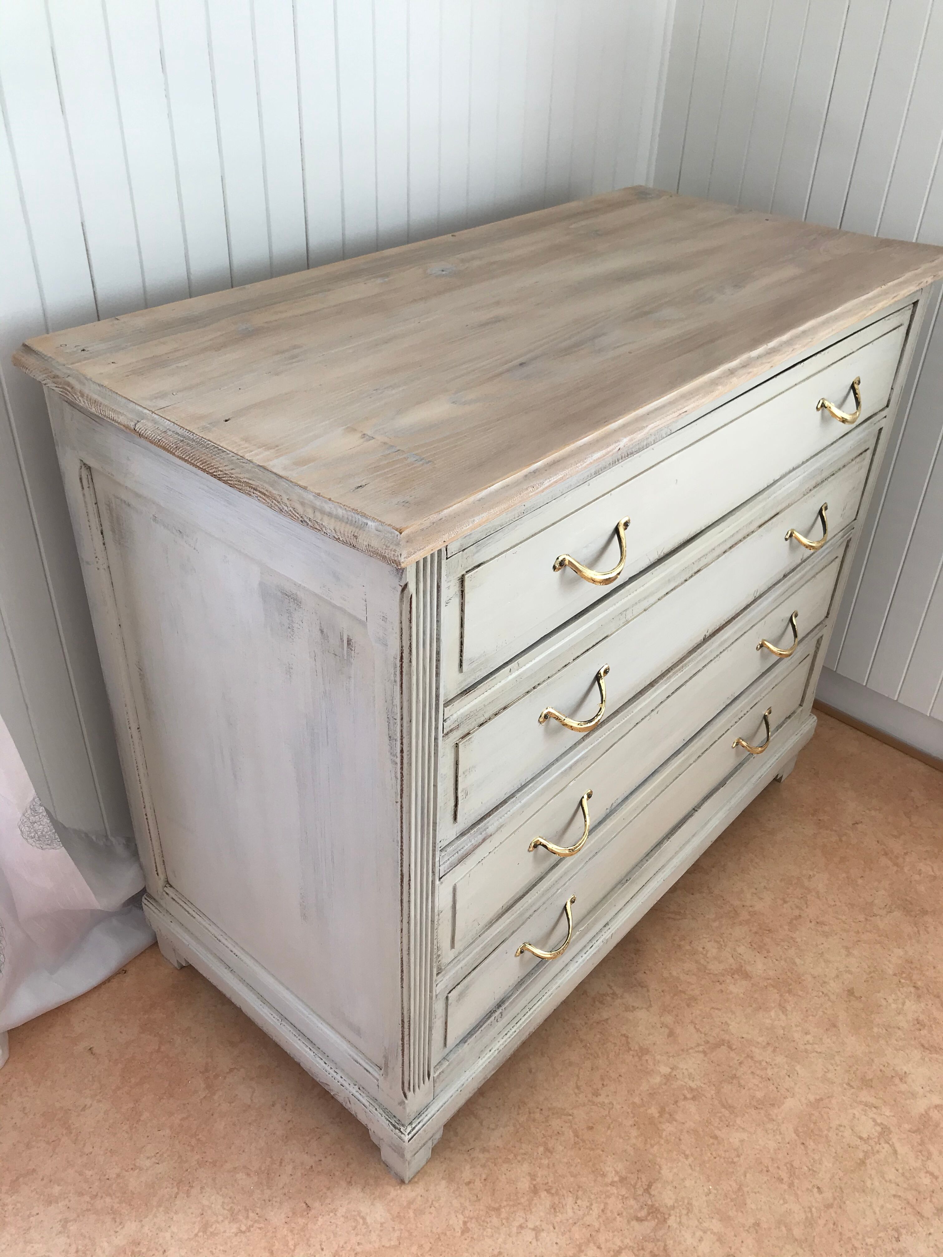 Old white patinated/cream dresser