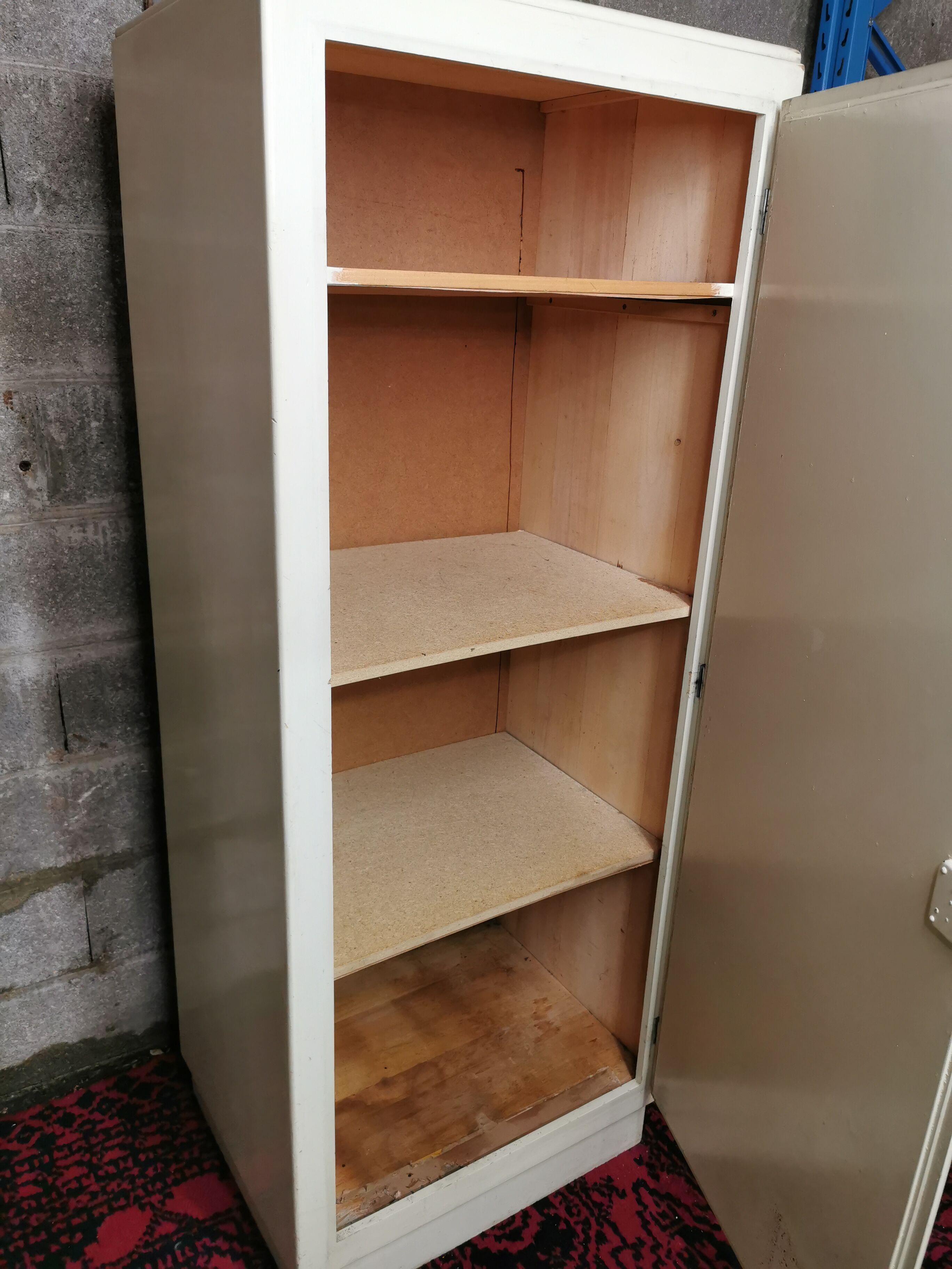 Wardrobe a vintage off-white door