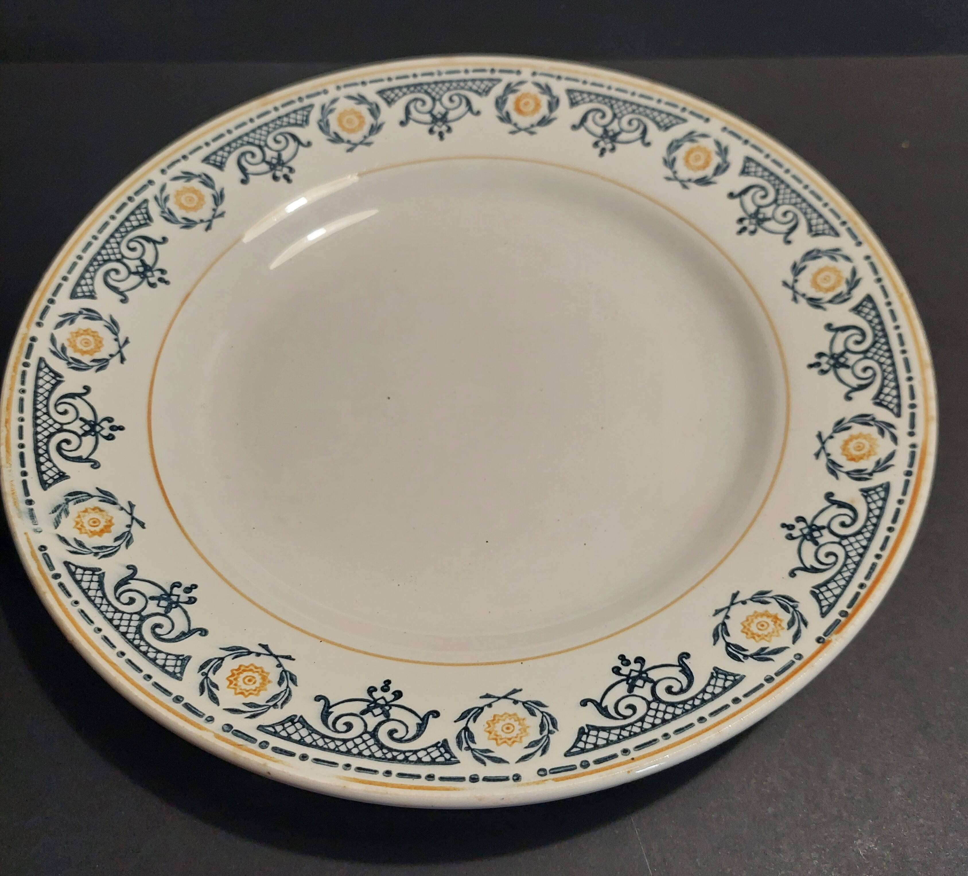 Pair of Saint Amand 20th century earthenware dinner plates