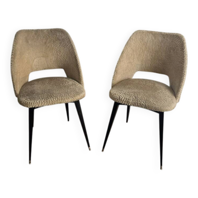 Paire de chaises tonneau vintage en tissu bouclette et pieds compas en laiton