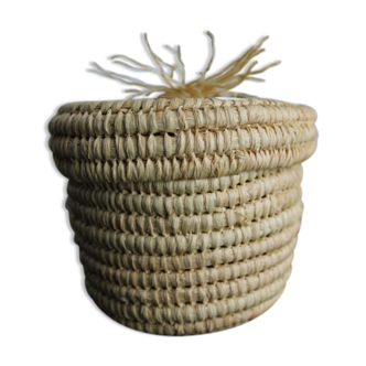 Basket with raffia lid