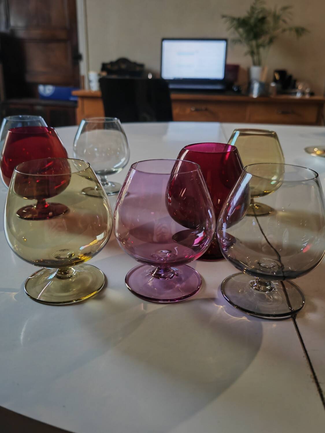 8 verres en cristal coloré