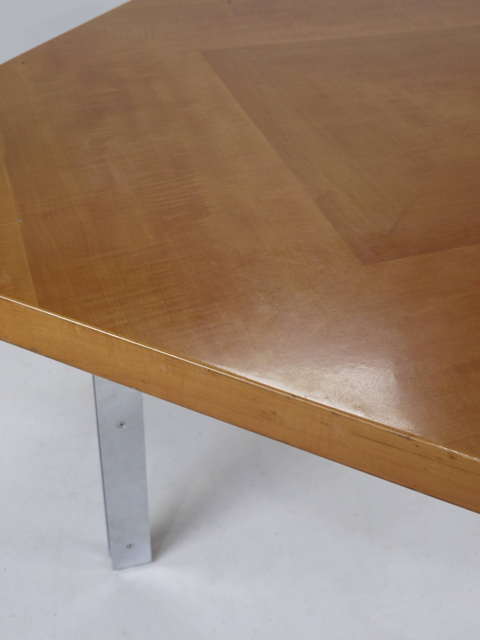 Table en Poirier par Gordon Russell, années 1970