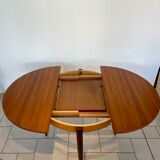Extendable teak round table