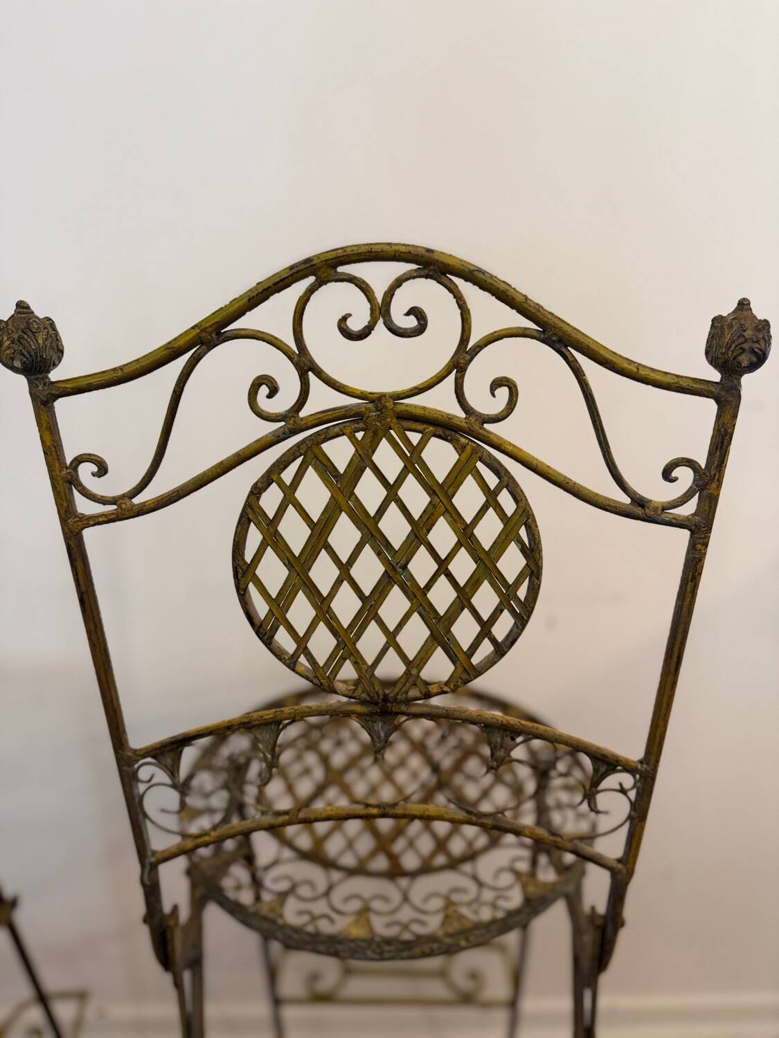 Paire de chaises hautes pliantes en fer forgé – Patine ocre – Style Ja