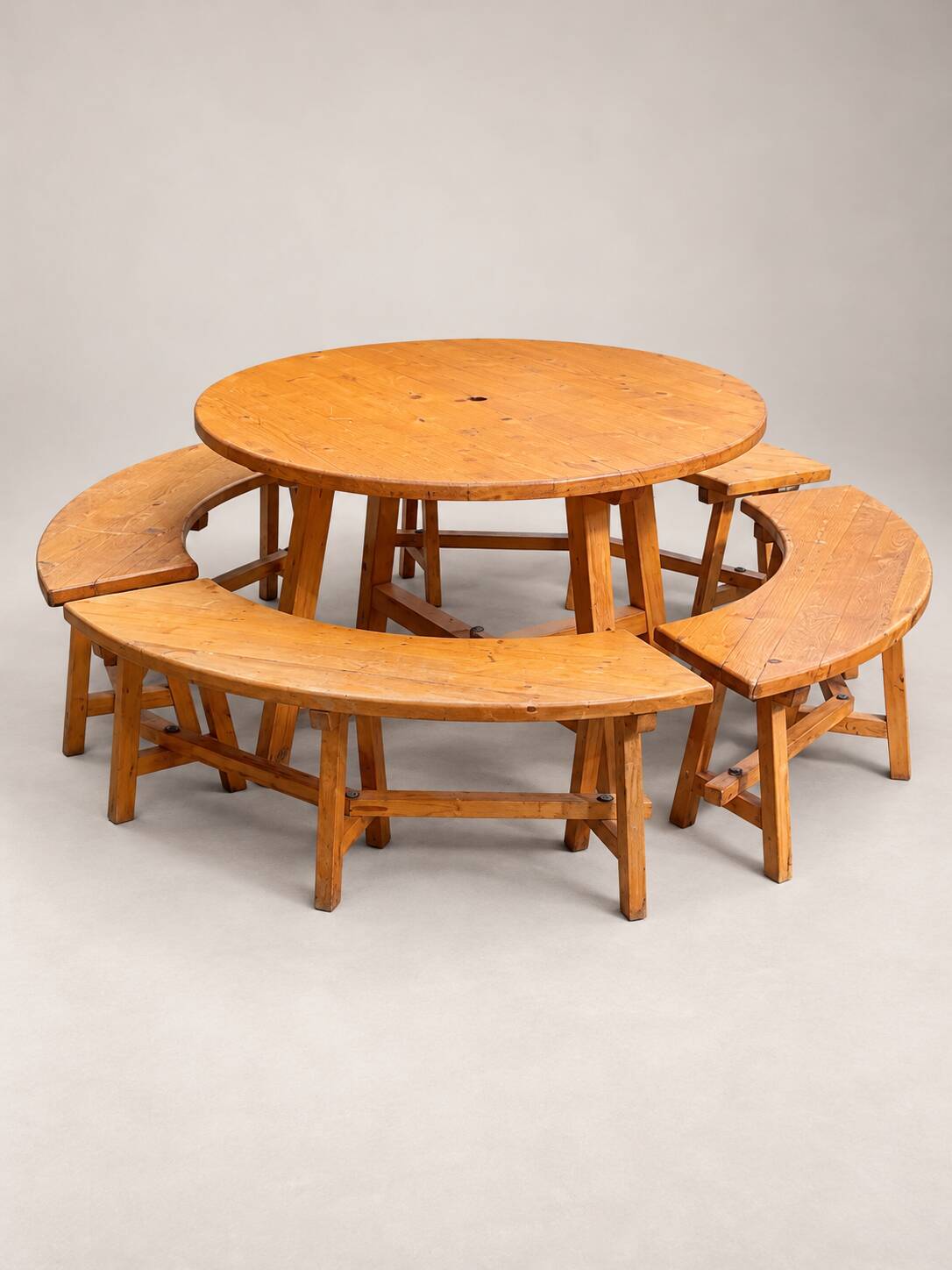 Round table in solid pine and its 4 curved benches – Vintage