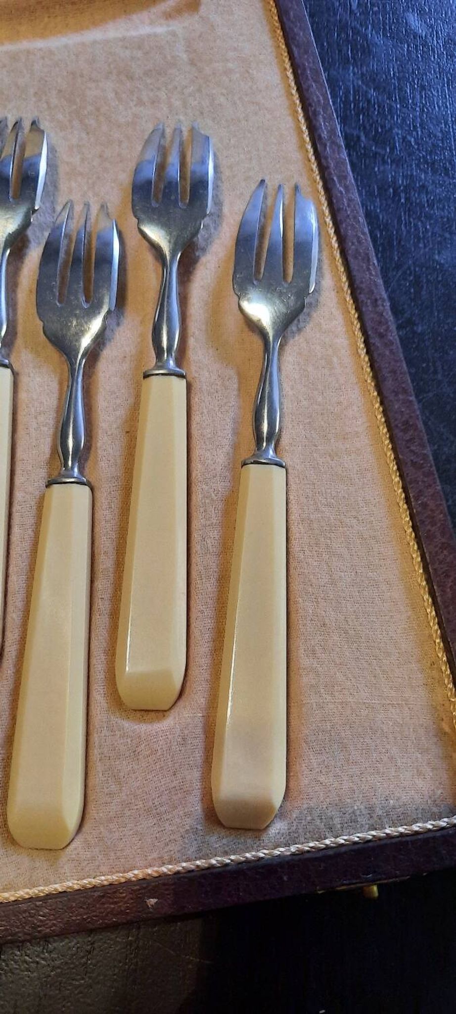 Set of 12 dessert forks
