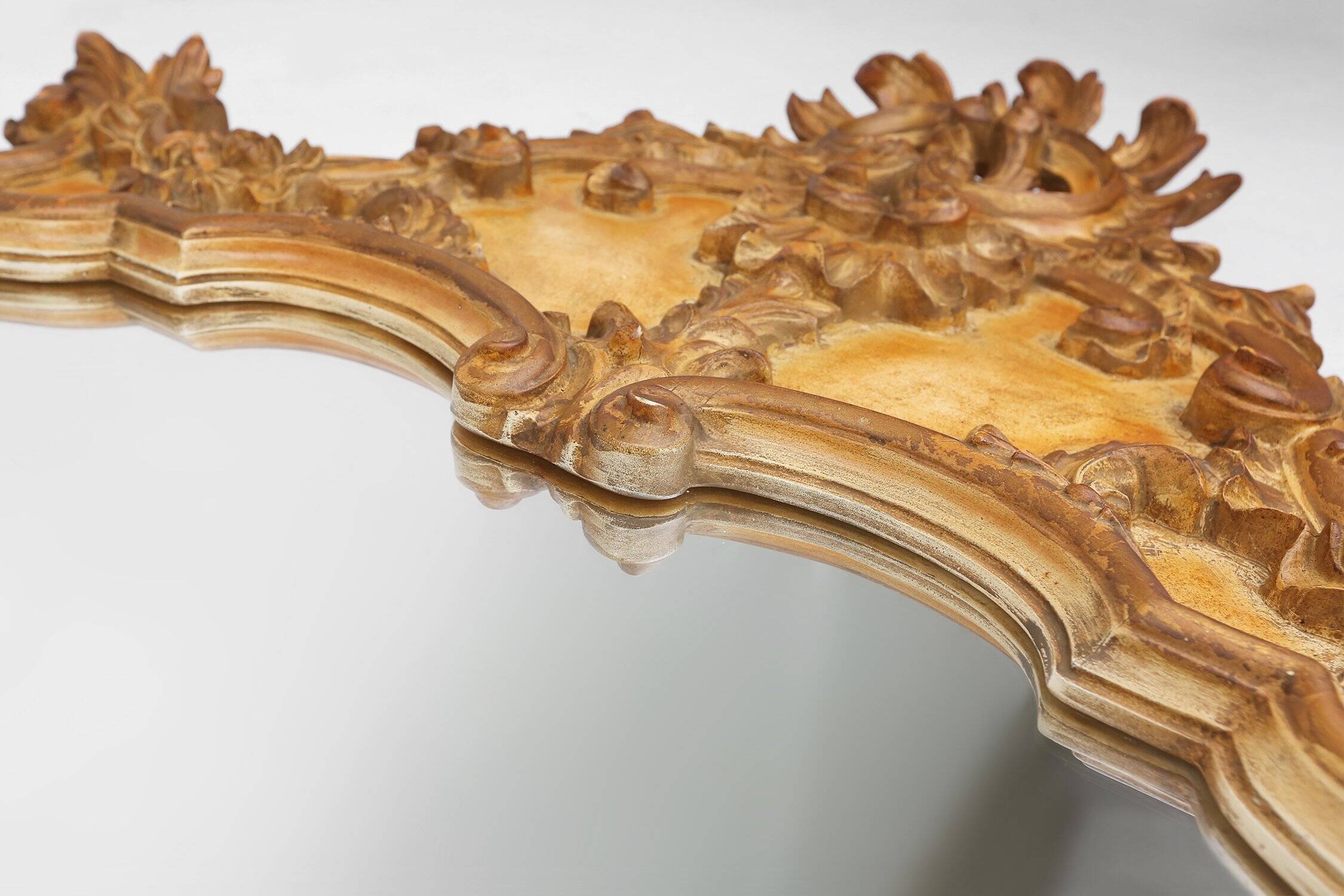 Grand miroir rococo doré en résine, Belgique, années 1950.
