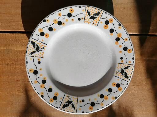 Round peedouche dish in Gien earthenware, birds and orange and black berries