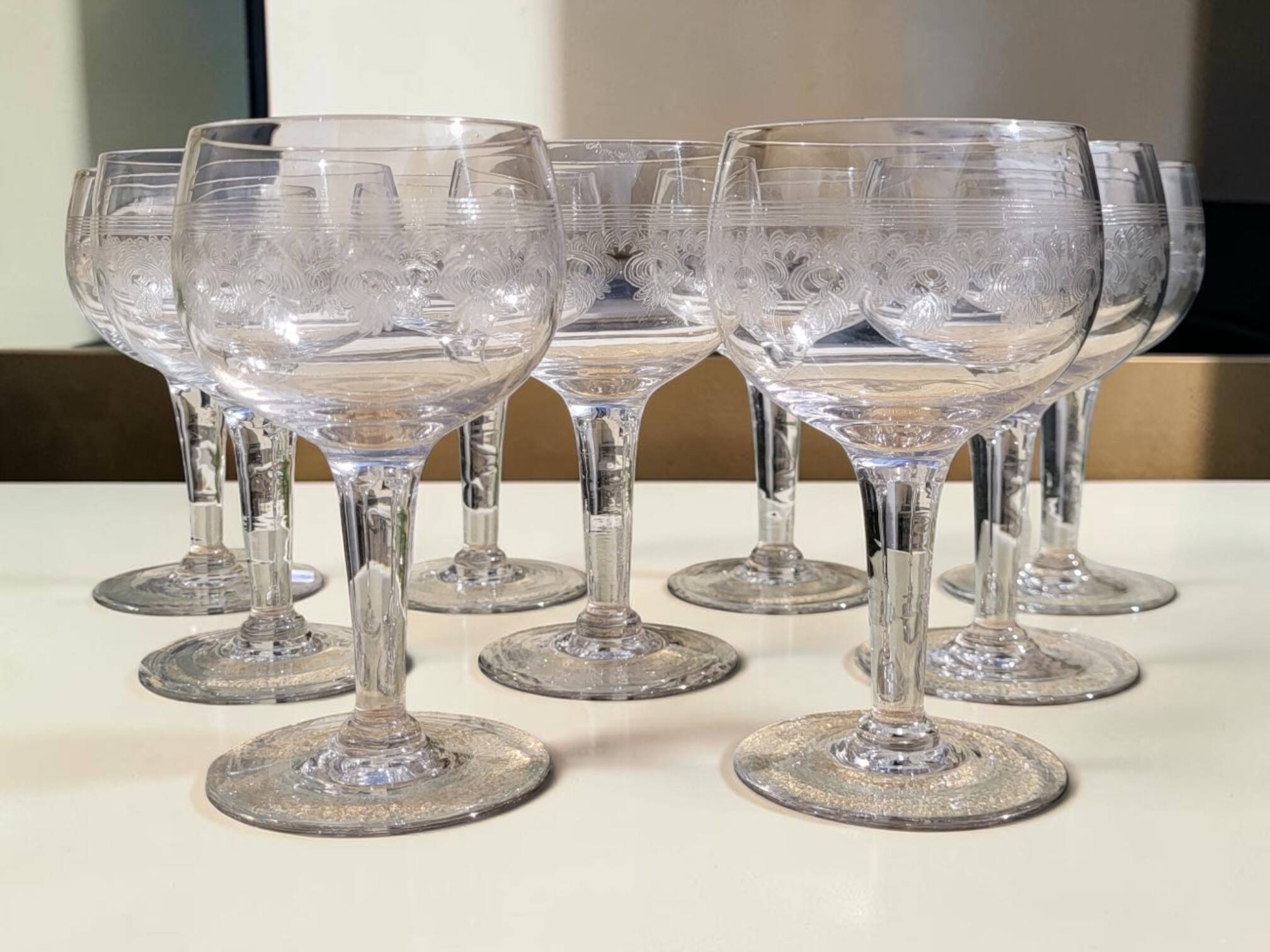 9 verres à vin guillochés déb. XXème