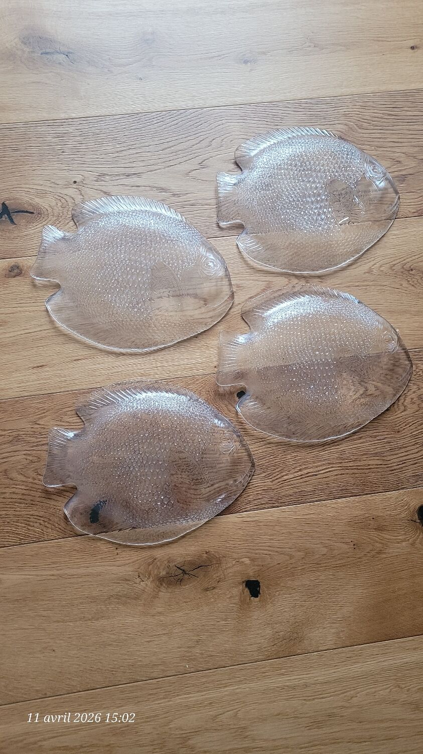 4 transparent glass fish plates