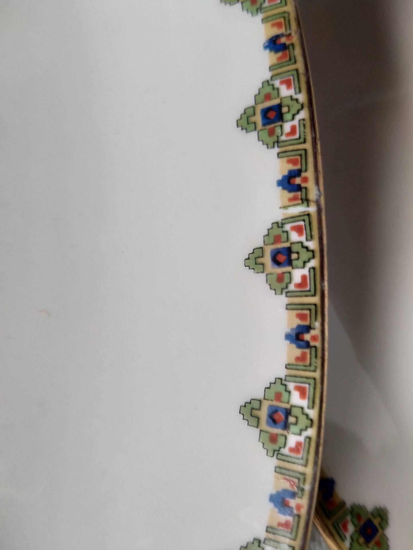 2 porcelain dishes with lions in the French Art Deco style