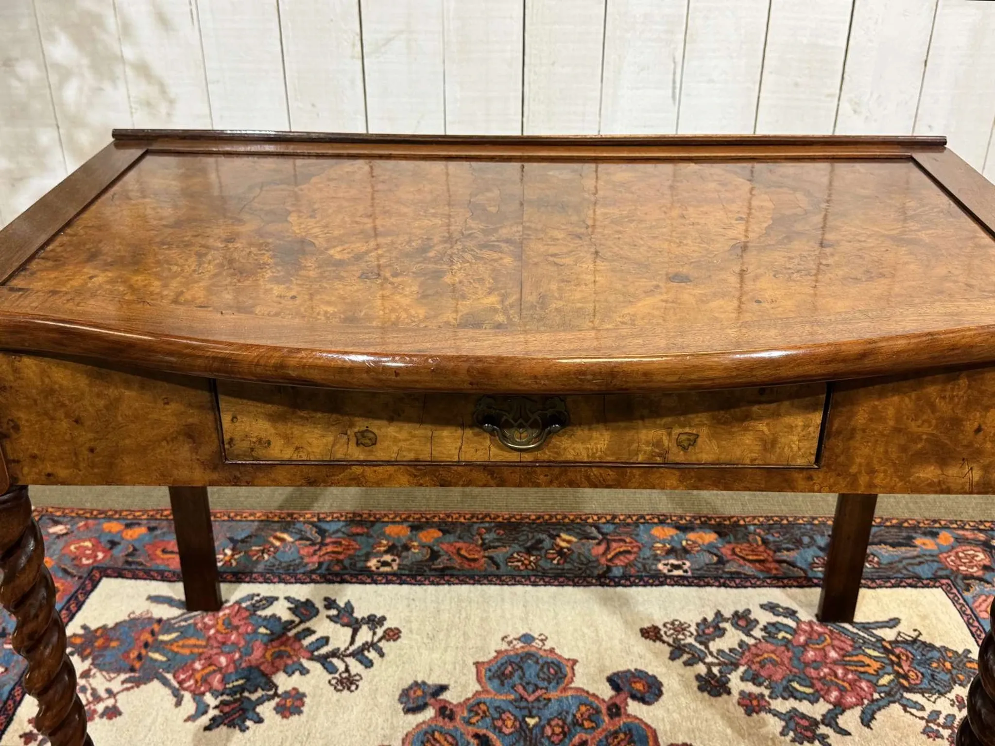 English desk table in walnut burl from the early 20th century.