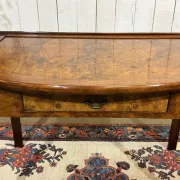 English desk table in walnut burl from the early 20th century.