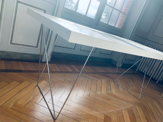 Table design blanc mat