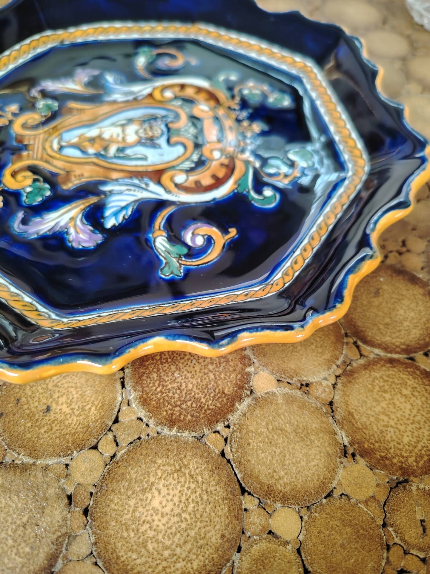 Empty pocket dish Gien Renaissance earthenware blue background D20 cm