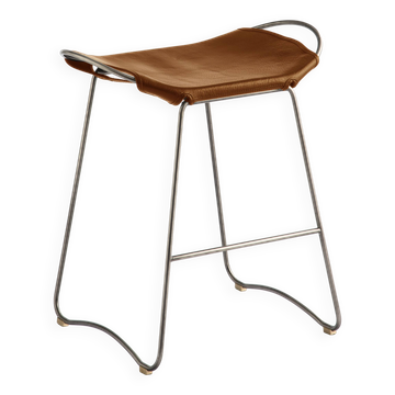 Tabouret de comptoir contemporain en métal argenté et cuir naturel de tabac