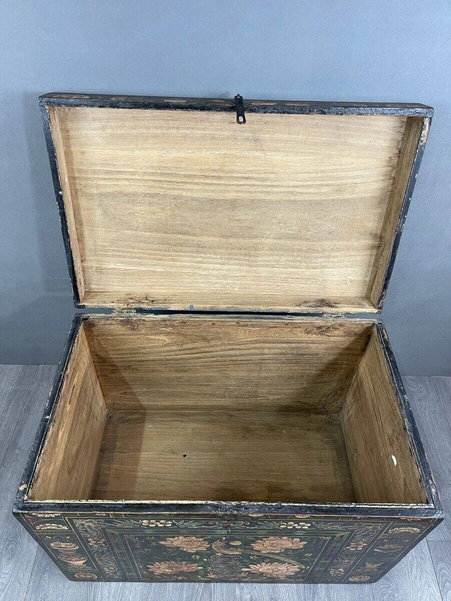 Coffre ancien en bois peint à la main