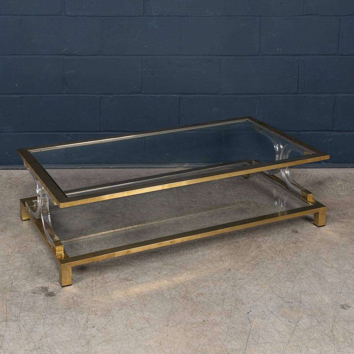 Table basse en verre, laiton et Perspex de style Hollywood Regency italien des années 1980.